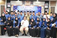 FOTO BERSAMA - Bupati Lamandau, Rizky Aditya Putra saat foto bersama usai melepas peserta Kafilah MTQ KORPRI Lamandau menuju tingkat provinsi, di aula Setda Kabupaten Lamandau, Jumat (19/6/2026).