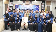 FOTO BERSAMA - Bupati Lamandau, Rizky Aditya Putra saat foto bersama usai melepas peserta Kafilah MTQ KORPRI Lamandau menuju tingkat provinsi, di aula Setda Kabupaten Lamandau, Jumat (19/6/2026).
