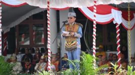 PIMPIN : Gubernur Kalimantan Tengah Agustiar Sabran saat memimpin upacara peringatan Hari Jadi ke-24 Kabupaten Gunung Mas di halaman Kantor Bupati Gunung Mas, Senin (22/6/2026).
