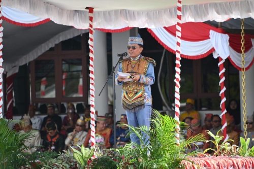 PIMPIN : Gubernur Kalimantan Tengah Agustiar Sabran saat memimpin upacara peringatan Hari Jadi ke-24 Kabupaten Gunung Mas di halaman Kantor Bupati Gunung Mas, Senin (22/6/2026).