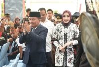 HADIRI : Gubernur Kalteng Agustiar Sabran didampingi Istri Aisyah Thisia Agustiar Sabran saat menghadiir acara HUT ke - 80 Bhayangkara di Lapangan Barigas Polda Kalteng, Rabu (1/7/2026).
