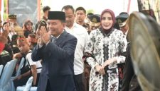 HADIRI : Gubernur Kalteng Agustiar Sabran didampingi Istri Aisyah Thisia Agustiar Sabran saat menghadiir acara HUT ke - 80 Bhayangkara di Lapangan Barigas Polda Kalteng, Rabu (1/7/2026).