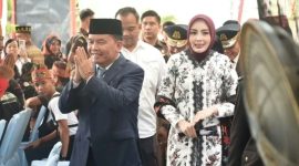 HADIRI : Gubernur Kalteng Agustiar Sabran didampingi Istri Aisyah Thisia Agustiar Sabran saat menghadiir acara HUT ke - 80 Bhayangkara di Lapangan Barigas Polda Kalteng, Rabu (1/7/2026).