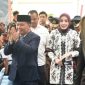 HADIRI : Gubernur Kalteng Agustiar Sabran didampingi Istri Aisyah Thisia Agustiar Sabran saat menghadiir acara HUT ke - 80 Bhayangkara di Lapangan Barigas Polda Kalteng, Rabu (1/7/2026).