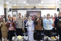 FOTO BERSAMA : Asisten Administrasi Umum Sekretariat Daerah Provinsi Kalteng, Sunarti, saat foto bersama usai memghadiri kegiatan HARGANAS ke-33 dan HAN ke-42, Senin (29/6/2026).