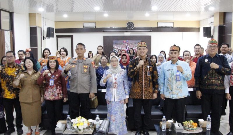 FOTO BERSAMA : Asisten Administrasi Umum Sekretariat Daerah Provinsi Kalteng, Sunarti, saat foto bersama usai memghadiri kegiatan HARGANAS ke-33 dan HAN ke-42, Senin (29/6/2026).
