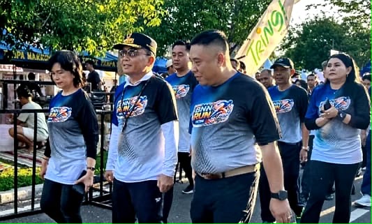 MELEPAS : Gubernur Kalimantan Tengah Agustiar Sabran didampingi Kepala BNNP Kalteng Brigjen Pol. Mada Roostanto, melepas peserta BNN Run 2026 di Bundaran Besar Palangka Raya, Minggu (28/6/2026).