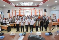 FOTO BERSAMA: Staf Ahli Gubernur Bidang Ekonomi, Keuangan, dan Pembangunan, Yuas Elko saat foto bersama usai kegiatan Sosialisasi Kajian Risiko Bencana dan Perhitungan Indeks Ketahanan Daerah (IKD) Provinsi Kalimantan Tengah Tahun 2026, Rabu (1/7/2026).