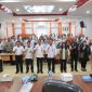FOTO BERSAMA: Staf Ahli Gubernur Bidang Ekonomi, Keuangan, dan Pembangunan, Yuas Elko saat foto bersama usai kegiatan Sosialisasi Kajian Risiko Bencana dan Perhitungan Indeks Ketahanan Daerah (IKD) Provinsi Kalimantan Tengah Tahun 2026, Rabu (1/7/2026).
