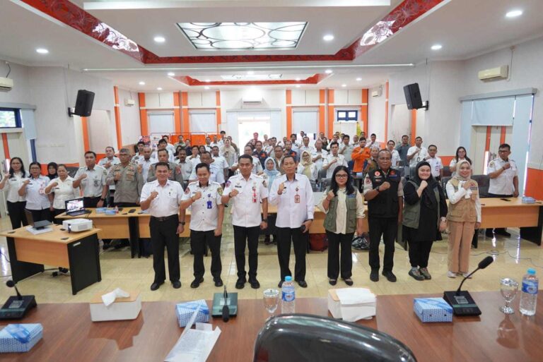 FOTO BERSAMA: Staf Ahli Gubernur Bidang Ekonomi, Keuangan, dan Pembangunan, Yuas Elko saat foto bersama usai kegiatan Sosialisasi Kajian Risiko Bencana dan Perhitungan Indeks Ketahanan Daerah (IKD) Provinsi Kalimantan Tengah Tahun 2026, Rabu (1/7/2026).