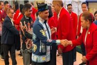 BERSALAMAN : Asisten Perekonomian dan Pembangunan Sekretariat Daerah Provinsi Kalteng, Anang Dirjo, Kepala Dispora Kalteng, Agus Siswandi saat bersalaman usai pelantikan IODI Kalteng, Sabtu (27/6/2026).