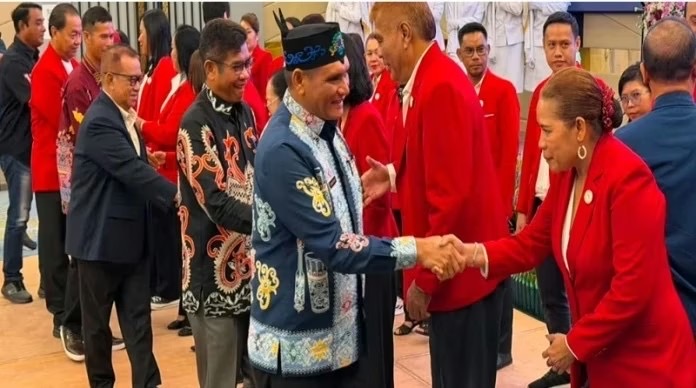 BERSALAMAN : Asisten Perekonomian dan Pembangunan Sekretariat Daerah Provinsi Kalteng, Anang Dirjo, Kepala Dispora Kalteng, Agus Siswandi saat bersalaman usai pelantikan IODI Kalteng, Sabtu (27/6/2026).
