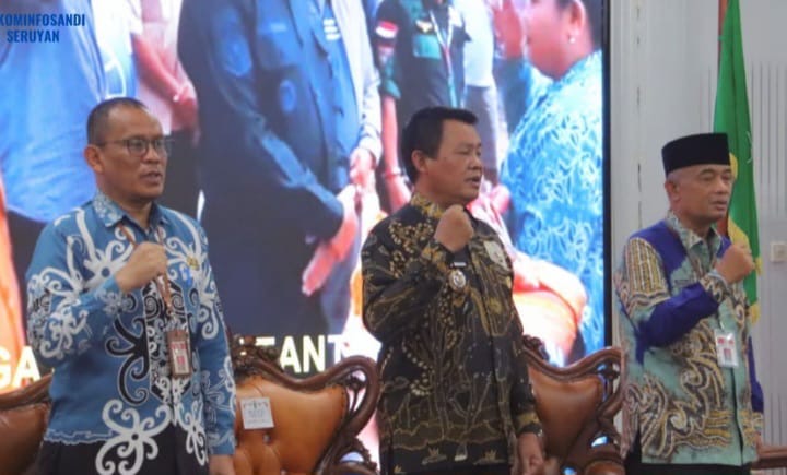 PEMBINAAN : Bupati Seruyan Ahmad Selanorwanda, saat memberikan pembinaan kepada seluruh Pejabat Administrator dan Jabatan Fungsional, Ahli Madya Teknis di lingkungan Pemerintah Kabupaten Seruyan, yang digelar di Aula BKAD, Kamis (25/6/2026).
