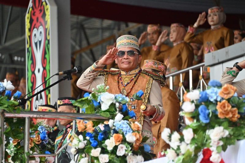 PIMPIM : Gubernur Kalteng Agustiar Sabran saat memimpin upacara peringatan Hari Jadi ke-76 Kabupaten Barito Utara di Arena Terbuka Tiara Batara, Muara Teweh, Senin (29/6/2026).