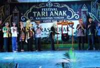 MEMBUKA : Ketua TP-PKK Provinsi Kalteng Aisyah Thisia Agustiar Sabran memukul gong sebagai tanda dibukanya secara resmi Festival Tari Anak Kalimantan Tengah Tahun 2026, Sabtu (27/6/2026).