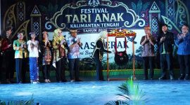 MEMBUKA : Ketua TP-PKK Provinsi Kalteng Aisyah Thisia Agustiar Sabran memukul gong sebagai tanda dibukanya secara resmi Festival Tari Anak Kalimantan Tengah Tahun 2026, Sabtu (27/6/2026).