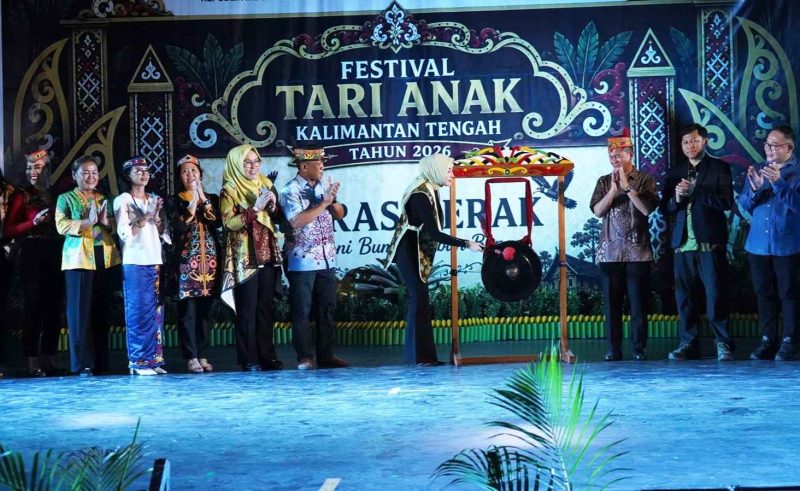 MEMBUKA : Ketua TP-PKK Provinsi Kalteng Aisyah Thisia Agustiar Sabran memukul gong sebagai tanda dibukanya secara resmi Festival Tari Anak Kalimantan Tengah Tahun 2026, Sabtu (27/6/2026).