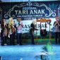 MEMBUKA : Ketua TP-PKK Provinsi Kalteng Aisyah Thisia Agustiar Sabran memukul gong sebagai tanda dibukanya secara resmi Festival Tari Anak Kalimantan Tengah Tahun 2026, Sabtu (27/6/2026).