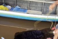 FOTO/IST: Korban mengapung di Sungai Mentaya Sampit saat ditemukan warga. 