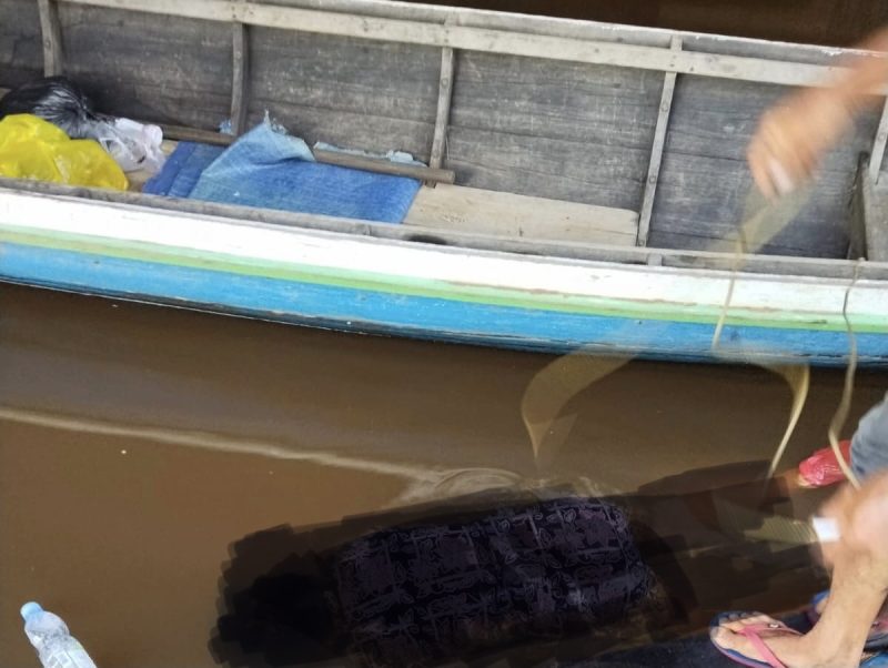 FOTO/IST: Korban mengapung di Sungai Mentaya Sampit saat ditemukan warga. 