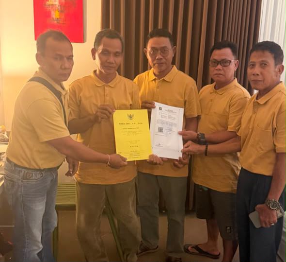 FOTO: Ketua Koperasi Mekarti Jaya saat berfoto bersama