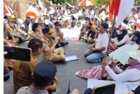 TEMUI : Gubernur Kalimantan Tengah H. Agustiar Sabran menemui langsung ratusan peserta aksi damai yang tergabung dalam Koalisi Masyarakat Peduli Gizi Anak Kalimantan Tengah di halaman Kantor Gubernur, Selasa (30/6/2026).