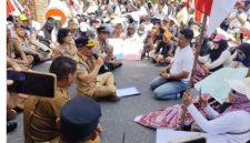 TEMUI : Gubernur Kalimantan Tengah H. Agustiar Sabran menemui langsung ratusan peserta aksi damai yang tergabung dalam Koalisi Masyarakat Peduli Gizi Anak Kalimantan Tengah di halaman Kantor Gubernur, Selasa (30/6/2026).