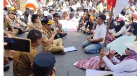 TEMUI : Gubernur Kalimantan Tengah H. Agustiar Sabran menemui langsung ratusan peserta aksi damai yang tergabung dalam Koalisi Masyarakat Peduli Gizi Anak Kalimantan Tengah di halaman Kantor Gubernur, Selasa (30/6/2026).
