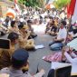 TEMUI : Gubernur Kalimantan Tengah H. Agustiar Sabran menemui langsung ratusan peserta aksi damai yang tergabung dalam Koalisi Masyarakat Peduli Gizi Anak Kalimantan Tengah di halaman Kantor Gubernur, Selasa (30/6/2026).