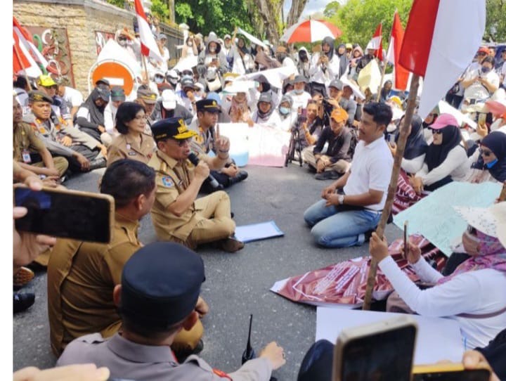 TEMUI : Gubernur Kalimantan Tengah H. Agustiar Sabran menemui langsung ratusan peserta aksi damai yang tergabung dalam Koalisi Masyarakat Peduli Gizi Anak Kalimantan Tengah di halaman Kantor Gubernur, Selasa (30/6/2026).