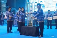SERAHKAN : Asisten Administrasi Umum Sekretariat Daerah Provinsi Kalteng juga selaku Wakil Ketua I KORPRI Kalteng, Sunarti, menyerahkan piala bergilir kepada Bupati Murung Raya, Heriyus Midel Yoseph, Sabtu (27/6/2026).