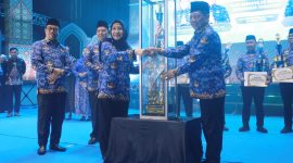 SERAHKAN : Asisten Administrasi Umum Sekretariat Daerah Provinsi Kalteng juga selaku Wakil Ketua I KORPRI Kalteng, Sunarti, menyerahkan piala bergilir kepada Bupati Murung Raya, Heriyus Midel Yoseph, Sabtu (27/6/2026).