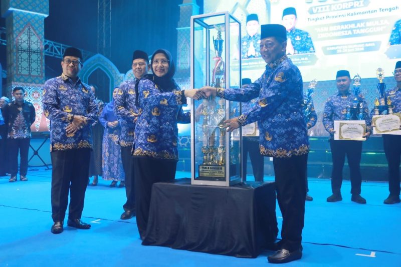 SERAHKAN : Asisten Administrasi Umum Sekretariat Daerah Provinsi Kalteng juga selaku Wakil Ketua I KORPRI Kalteng, Sunarti, menyerahkan piala bergilir kepada Bupati Murung Raya, Heriyus Midel Yoseph, Sabtu (27/6/2026).
