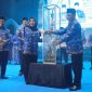 SERAHKAN : Asisten Administrasi Umum Sekretariat Daerah Provinsi Kalteng juga selaku Wakil Ketua I KORPRI Kalteng, Sunarti, menyerahkan piala bergilir kepada Bupati Murung Raya, Heriyus Midel Yoseph, Sabtu (27/6/2026).