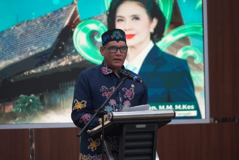 SAMBUTAN  : Asisten Perekonomian dan Pembangunan (Ekbang) Setda Provinsi Kalteng, Anang Dirjo saat menyampaikan sambutan pada kegiatan FGD Program Bantuan Biaya Kuliah Huma Betang Sejahtera di Aula Dinas Pendidikan Provinsi Kalteng, Senin (29/6/2026).