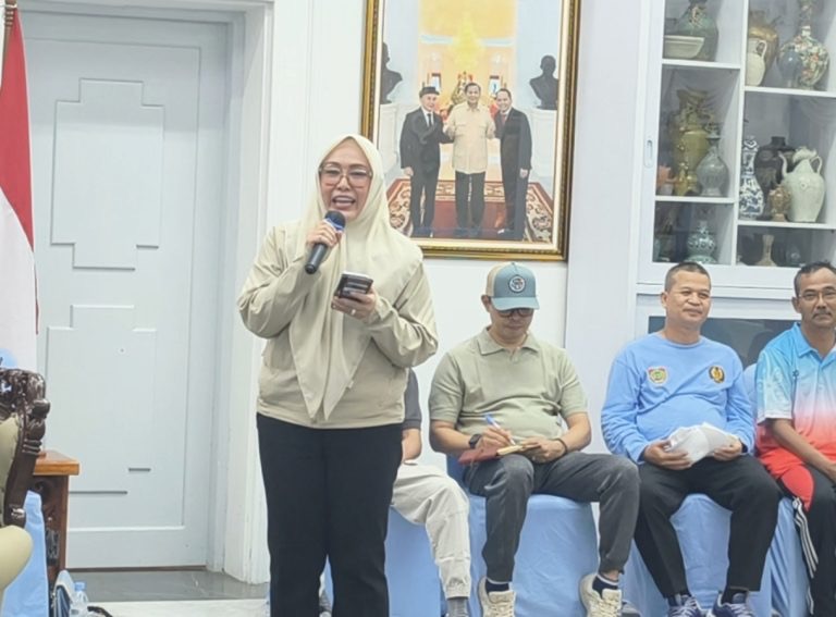 SAMBUTAN : Kepala Diskominfosantik Kalteng Adiah Chandra Sari, saat memberikan sambutan dalam acara Pertemuan Rutin Gubernur Kalteng bersama Insan Pers, yang digelar di Istana Isen Mulang, Rumah Jabatan Gubernur Kalimantan Tengah, Minggu (28/6/2026).
