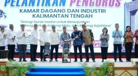 MEMBUKA : Gubernur Kalteng Agustiar Sabran bersama Ketua Umum KADIN Indonesia Anindya Novyan Bakrie, Ketua KADIN Provinsi Kalteng Rahmat Hamka, dan jajaran Forkopimda saat menabuh gendang sebagai simbol pembukaan Pelantikan Dewan Pengurus KADIN Provinsi Kalteng Masa Bakti 2026–2031 di Aula Jayang Tingang Kantor Gubernur, Jumat (10/7/2026).