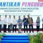 MEMBUKA : Gubernur Kalteng Agustiar Sabran bersama Ketua Umum KADIN Indonesia Anindya Novyan Bakrie, Ketua KADIN Provinsi Kalteng Rahmat Hamka, dan jajaran Forkopimda saat menabuh gendang sebagai simbol pembukaan Pelantikan Dewan Pengurus KADIN Provinsi Kalteng Masa Bakti 2026–2031 di Aula Jayang Tingang Kantor Gubernur, Jumat (10/7/2026).