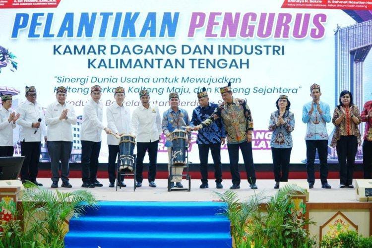 MEMBUKA : Gubernur Kalteng Agustiar Sabran bersama Ketua Umum KADIN Indonesia Anindya Novyan Bakrie, Ketua KADIN Provinsi Kalteng Rahmat Hamka, dan jajaran Forkopimda saat menabuh gendang sebagai simbol pembukaan Pelantikan Dewan Pengurus KADIN Provinsi Kalteng Masa Bakti 2026–2031 di Aula Jayang Tingang Kantor Gubernur, Jumat (10/7/2026).