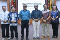 FOTO BERSAMA: Mantan Kepala Dinas Kesehatan Provinsi Kalteng Dr. dr. Suyuti Syamsul, MPPM, foto bersama usai menyerahkan jabatannya kepada Plt Dinas Kesehatan Provinsi Kalteng dr. Mikko Uriamapas, Sp.OG, M.Kes, Rabu (1/7/2026).