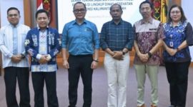 FOTO BERSAMA: Mantan Kepala Dinas Kesehatan Provinsi Kalteng Dr. dr. Suyuti Syamsul, MPPM, foto bersama usai menyerahkan jabatannya kepada Plt Dinas Kesehatan Provinsi Kalteng dr. Mikko Uriamapas, Sp.OG, M.Kes, Rabu (1/7/2026).