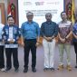 FOTO BERSAMA: Mantan Kepala Dinas Kesehatan Provinsi Kalteng Dr. dr. Suyuti Syamsul, MPPM, foto bersama usai menyerahkan jabatannya kepada Plt Dinas Kesehatan Provinsi Kalteng dr. Mikko Uriamapas, Sp.OG, M.Kes, Rabu (1/7/2026).