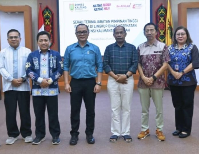 FOTO BERSAMA: Mantan Kepala Dinas Kesehatan Provinsi Kalteng Dr. dr. Suyuti Syamsul, MPPM, foto bersama usai menyerahkan jabatannya kepada Plt Dinas Kesehatan Provinsi Kalteng dr. Mikko Uriamapas, Sp.OG, M.Kes, Rabu (1/7/2026).