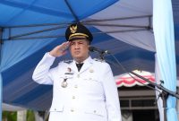 PIMPIN : Bupati Lamandau Rizky Aditya Putra, saat memimpin upacara HUT RI ke 81 di Halaman Kantor Bupati Lamandau, Senin (17/8/2026).