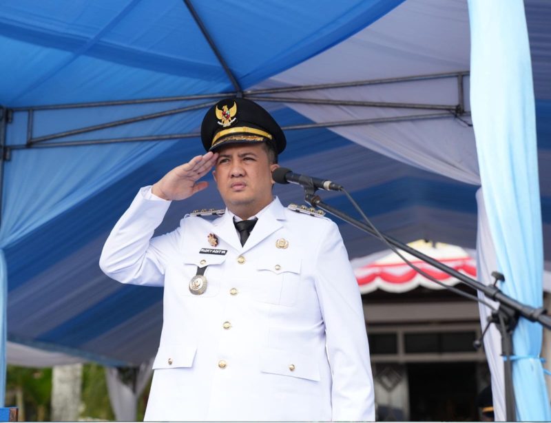 PIMPIN : Bupati Lamandau Rizky Aditya Putra, saat memimpin upacara HUT RI ke 81 di Halaman Kantor Bupati Lamandau, Senin (17/8/2026).