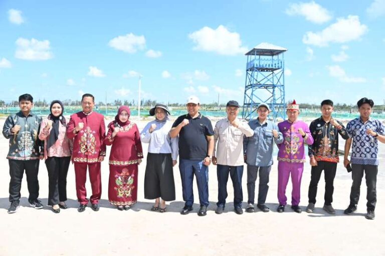 MENINJAU : Wakil Gubernur Kalimantan Tengah, Edy Pratowo, meninjau langsung kawasan Shrimp Estate di Desa Sei Raja, Kecamatan Jelai, Kabupaten Sukamara, Kamis (2/7/2026).