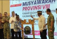 MEMBUKA : Wakil Gubernur Kalteng, H. Edy Pratowo,saat membuka Musprov VIII Kadin Kalteng yang digelar di Ballroom Best Western Batang Garing, Palangka Raya, Jumat (10/7).