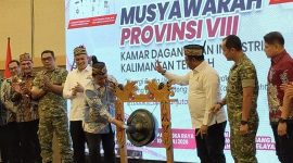 MEMBUKA : Wakil Gubernur Kalteng, H. Edy Pratowo,saat membuka Musprov VIII Kadin Kalteng yang digelar di Ballroom Best Western Batang Garing, Palangka Raya, Jumat (10/7).