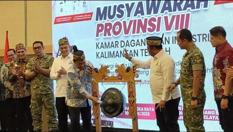 MEMBUKA : Wakil Gubernur Kalteng, H. Edy Pratowo,saat membuka Musprov VIII Kadin Kalteng yang digelar di Ballroom Best Western Batang Garing, Palangka Raya, Jumat (10/7).