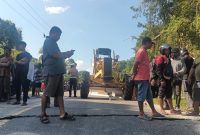 TANGANI : Pihak BPJN saat menurunkan alat berat untuk perbaikan Jalan Trans Kalimantan jalur Kasongan–Kereng Pangi, Kabupaten Katingan, Minggu (5/7/2026).
